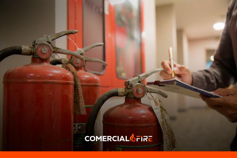 Por que o material do seu abrigo para extintor define a vida útil do equipamento?